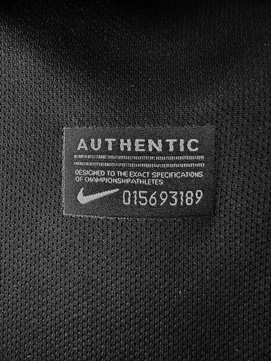 tenue-de-football-bresil-noir-avec-ecusson-et-finitions-premium Fodbolddragt Brasilien sort med emblem og premium detaljer