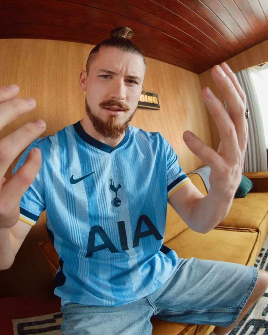 tenue-de-football-tottenham-hotspur-blanc-et-bleu-marine-version-exterieur Tottenham Hotspur fodboldtrøje hvid og marineblå udebaneversion