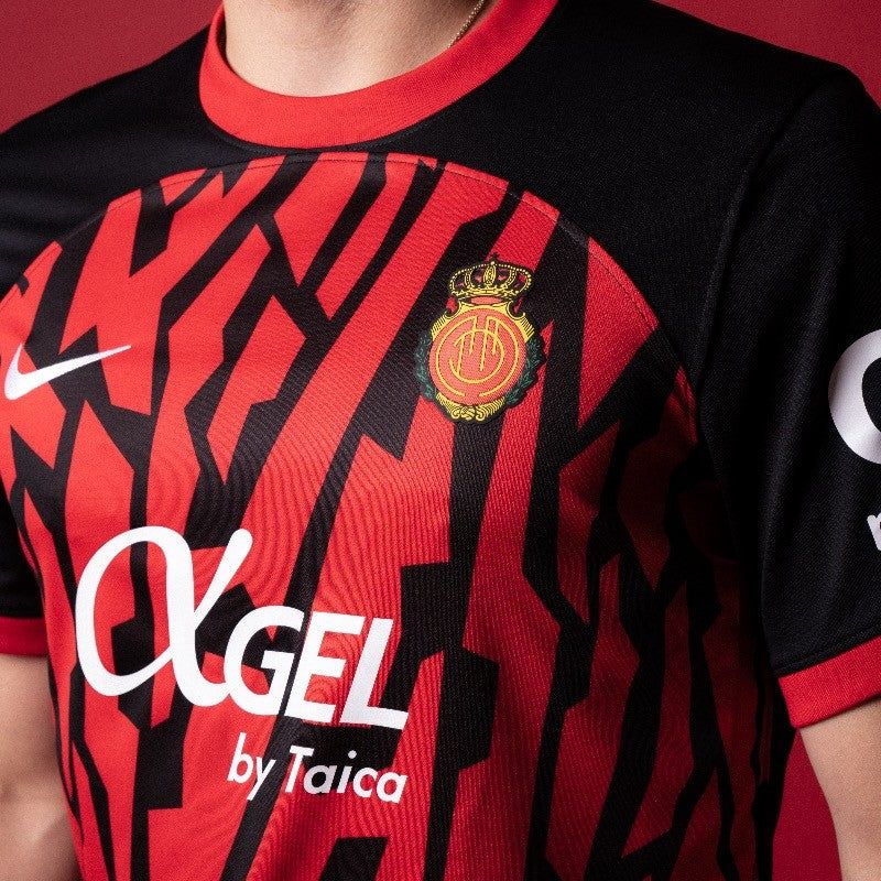 RCD Mallorca hjemmebanetrøje rød og sort spansk fodboldtrøje