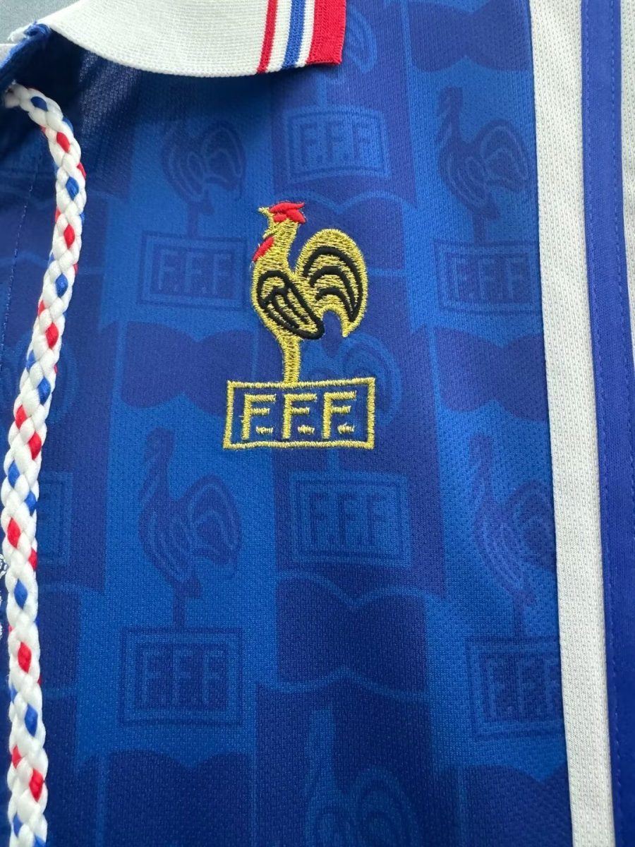 tenue-officielle-france-football-domicile-style-annees-90 Officielt sæt Frankrig fodbold hjemmebanetrøje 90'er stil