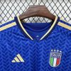 Officiel dragt Italien azurblå med forbundets emblem