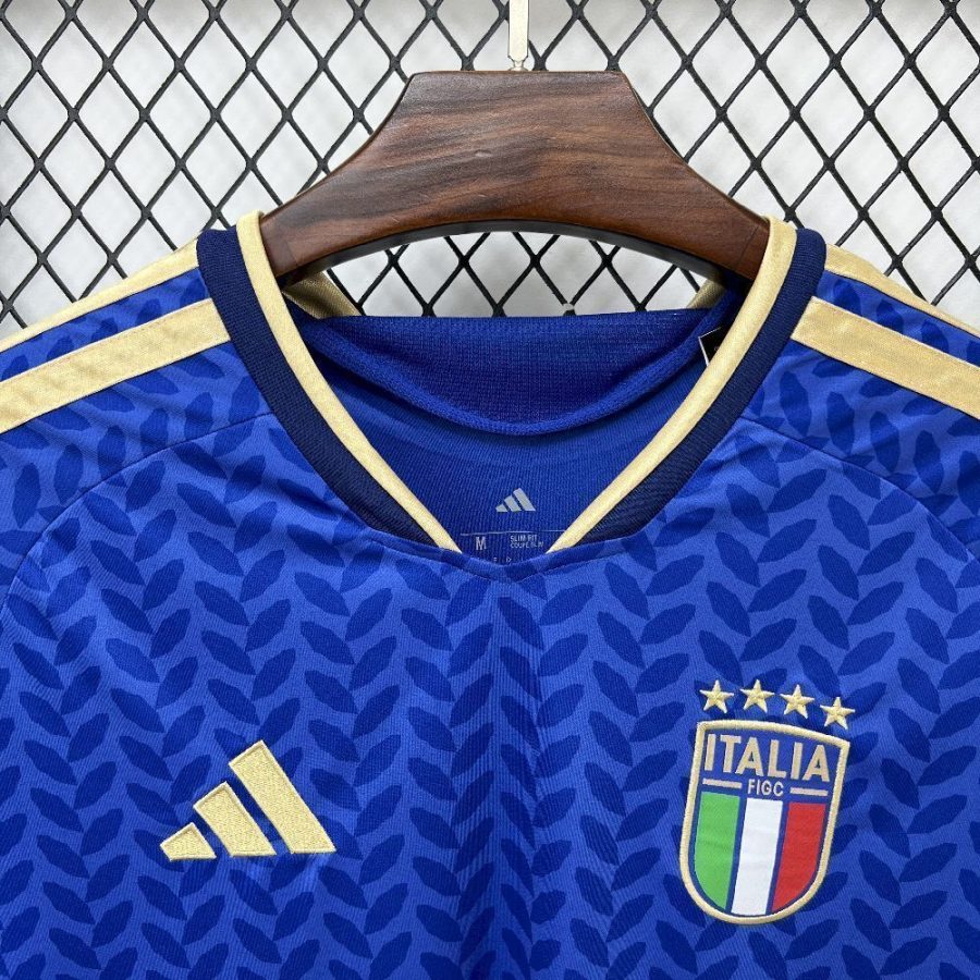 Officiel dragt Italien azurblå med forbundets emblem