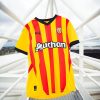 tenue-officielle-rc-lens-maillot-jaune-et-rouge-pour-supporter-a-domicile officiel dragt RC Lens gul og rød trøje til supporter på hjemmebane
