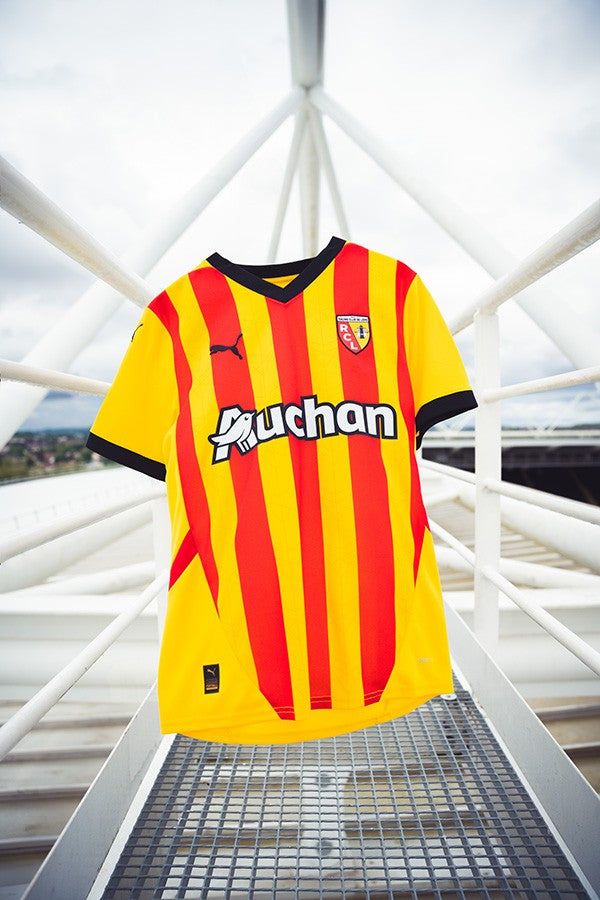 tenue-officielle-rc-lens-maillot-jaune-et-rouge-pour-supporter-a-domicile officiel dragt RC Lens gul og rød trøje til supporter på hjemmebane