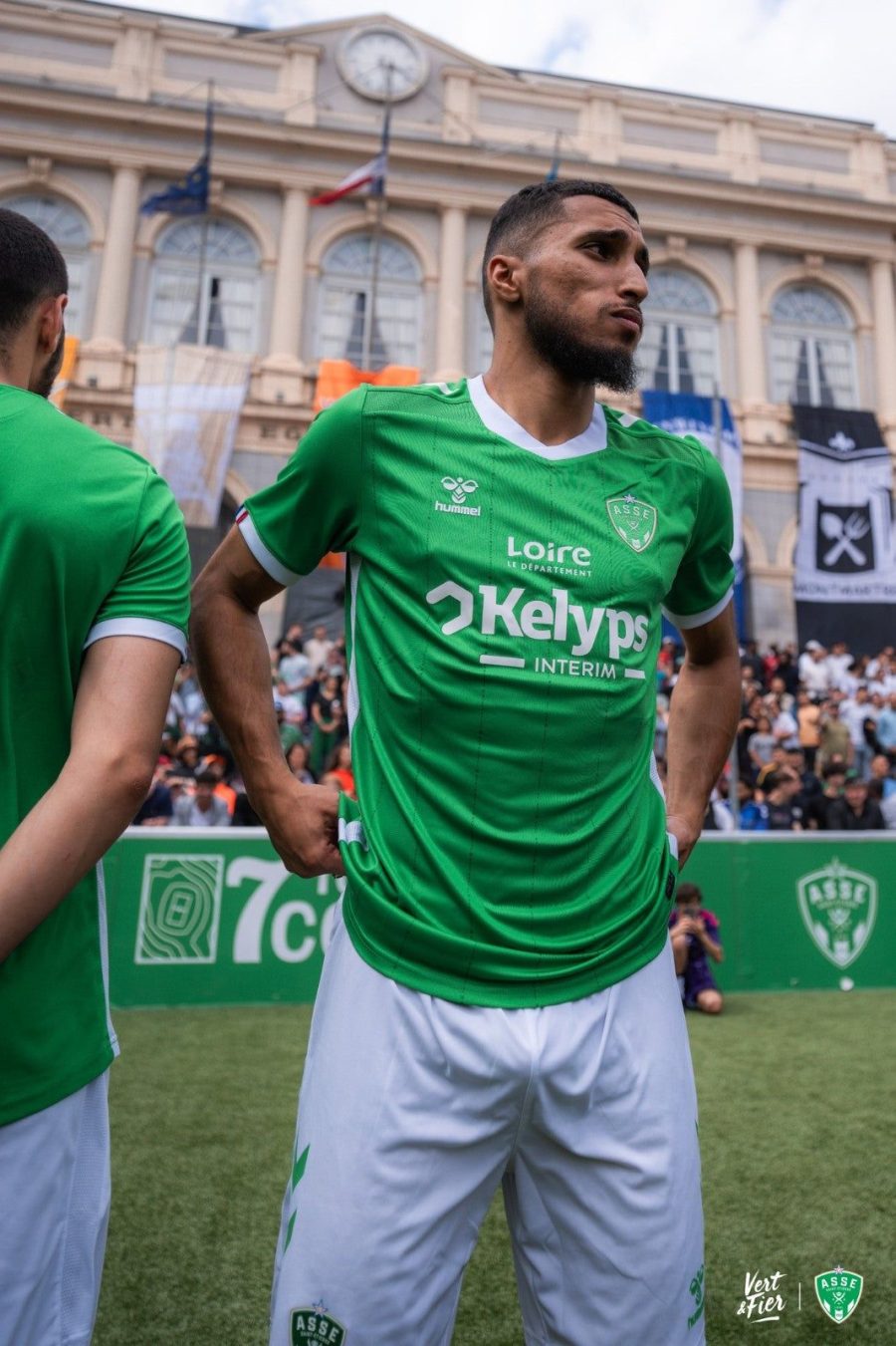 tenue-officielle-supporter-saint-etienne-domicile-2024-2025-jersey-foot officiel supporterdragt Saint-Étienne hjemmebane 2024 2025 fodboldtrøje