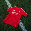 tshirt-officiel-nottingham-forest-fc-tenue-domicile-2024-2025 Officiel t-shirt Nottingham Forest FC hjemmebanedragt 2024-2025