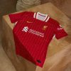 tunique-de-football-liverpool-home-kit-rouge-avec-ecusson-du-club fodboldtrøje Liverpool hjemmesæt rød med klubemblem