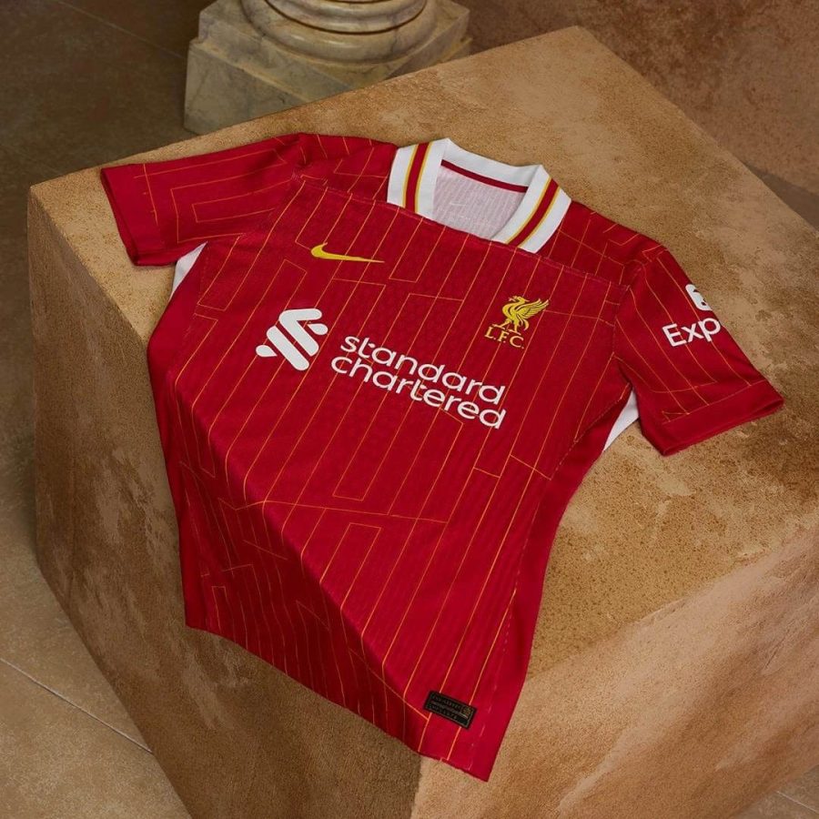 tunique-de-football-liverpool-home-kit-rouge-avec-ecusson-du-club fodboldtrøje Liverpool hjemmesæt rød med klubemblem