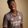 Real Madrid tredje udebanetrøje i lilla med klubemblem