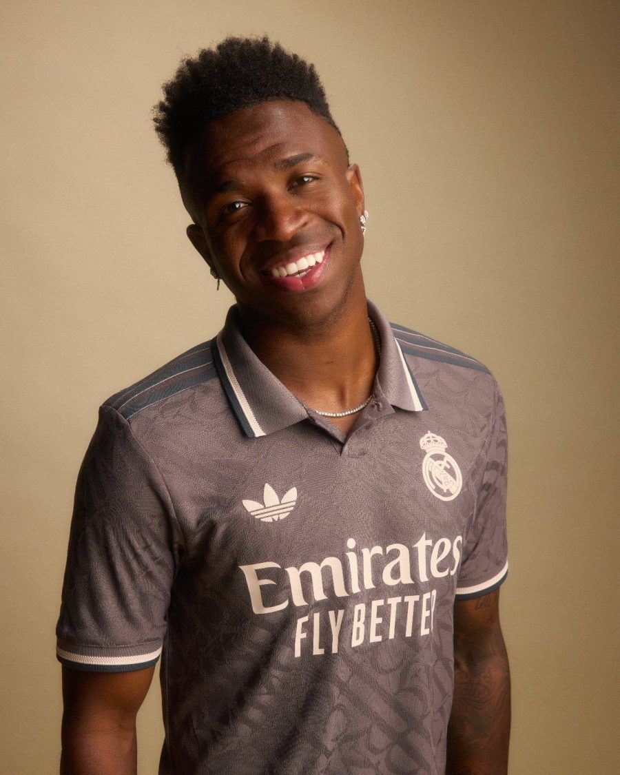 Real Madrid tredje udebanetrøje i lilla med klubemblem
