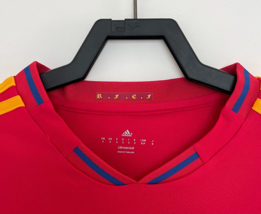 tunique-football-espagne-2010-maillot-rouge-classique-avec-ecusson-national fodboldtrøje Spanien 2010 rød klassisk trøje med nationalt emblem
