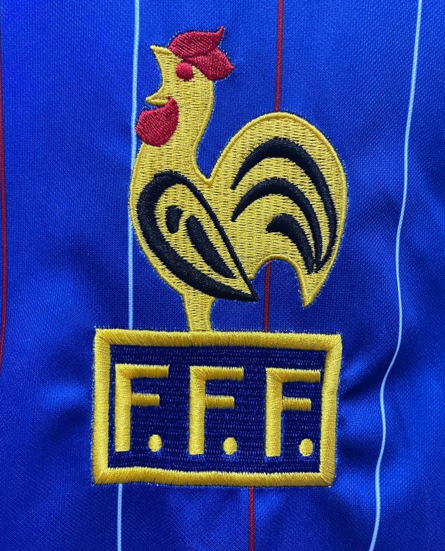 tunique-football-france-domicile-annee-mille-neuf-cent-quatre-vingt-deux-style-classique Fodboldtrøje Frankrig hjemmebane år 1982 klassisk stil