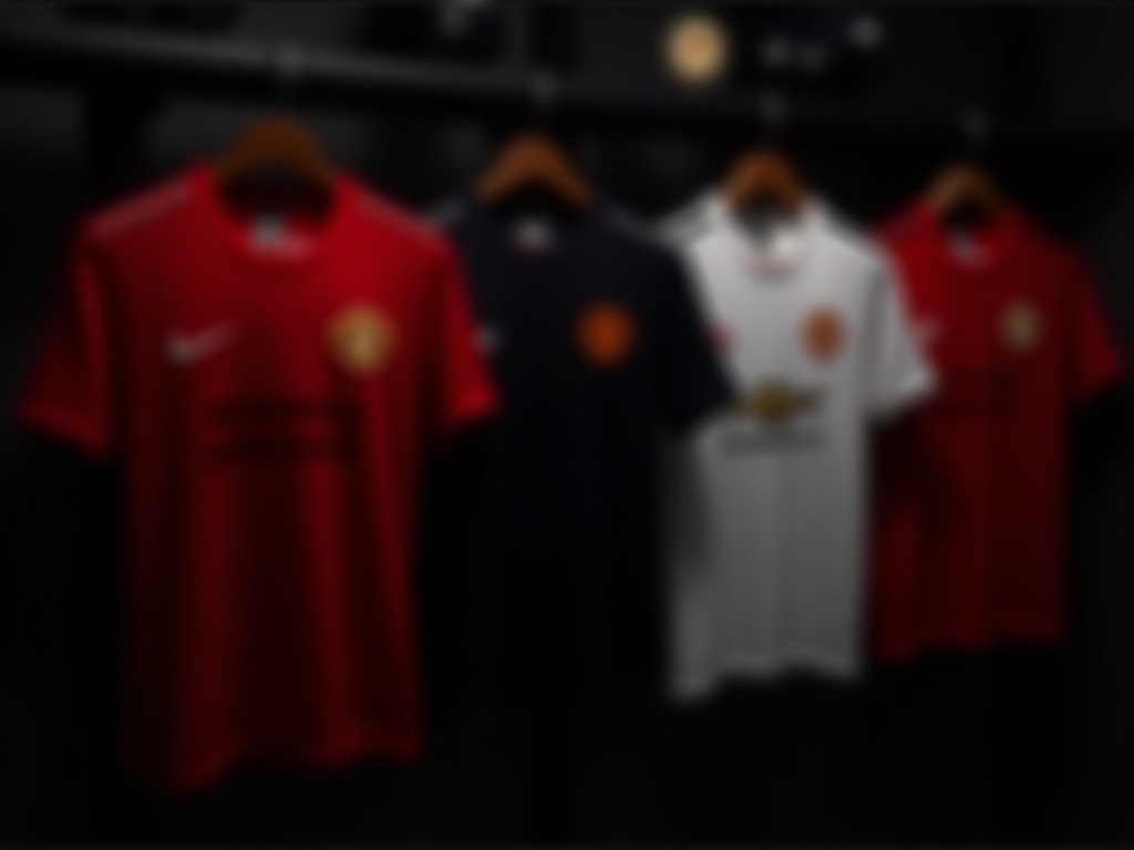 Flere Manchester United-fodboldtrøjer stillet op i en concept-butik