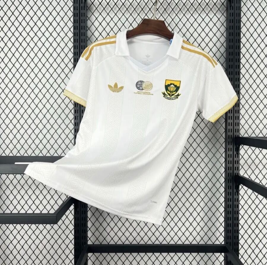 10F9EB02-64B9-4B4E-A8B7-D470C586A61B.jpg Fodboldtrøje Sydafrika Udebanetrøje 2026