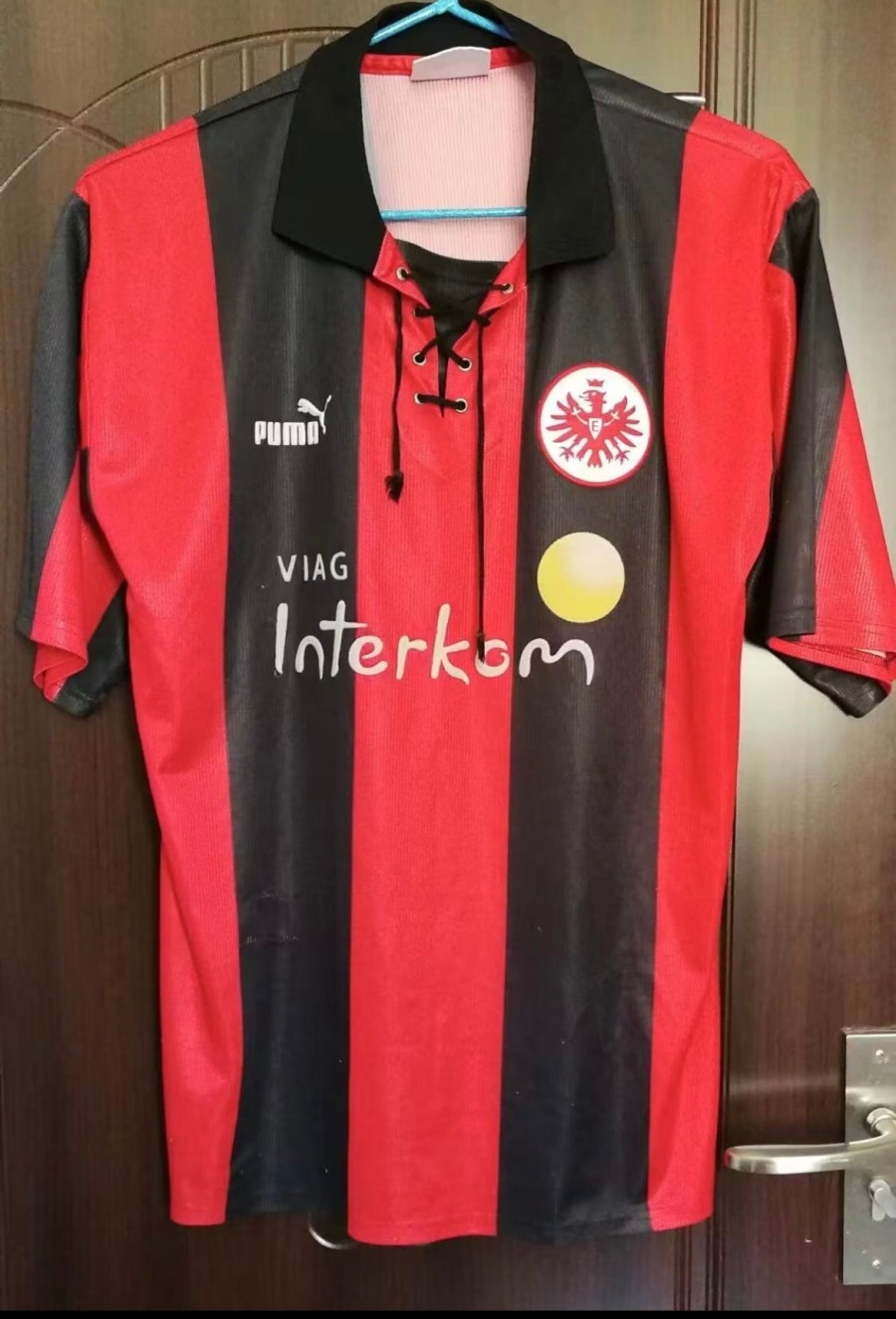 2C93D2F8-F018-4542-B930-C6EC38A560C6.jpg Fodboldtrøje Eintracht Frankfurt Hjemmebane 1999/2000