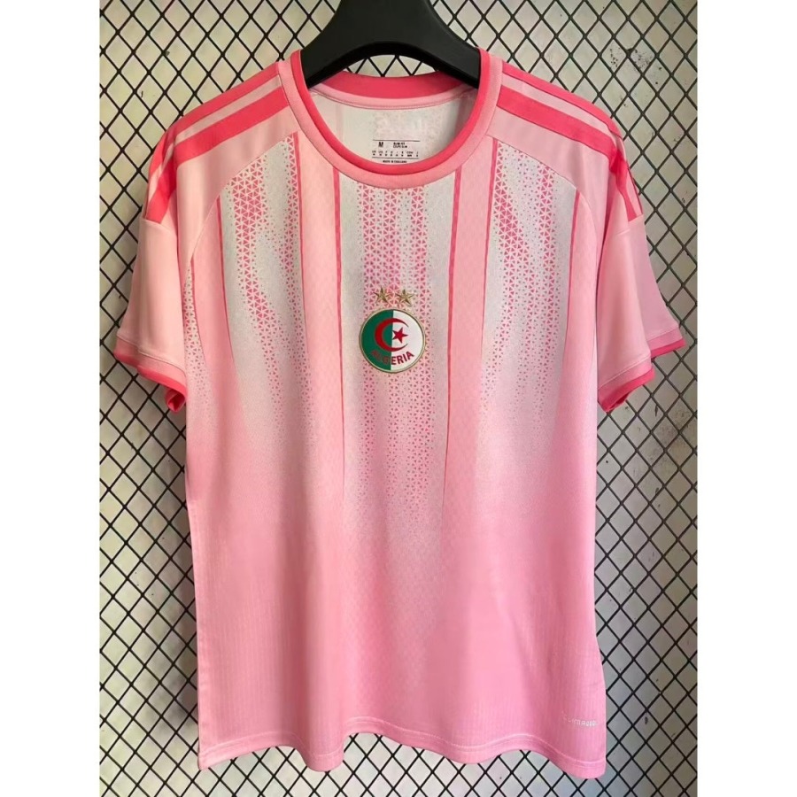 31cd30731d355496d6924753429d6e6e.jpg Fodboldtrøje Algeriet 2025/26 Rose Edition Spéciale