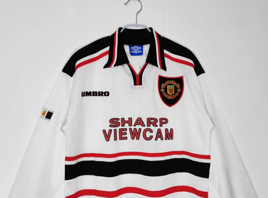 5F9908F4-B258-450F-8304-D7601493EF78.jpg Fodboldtrøje Manchester United 1998/99 Udebanetrøje Langærmer
