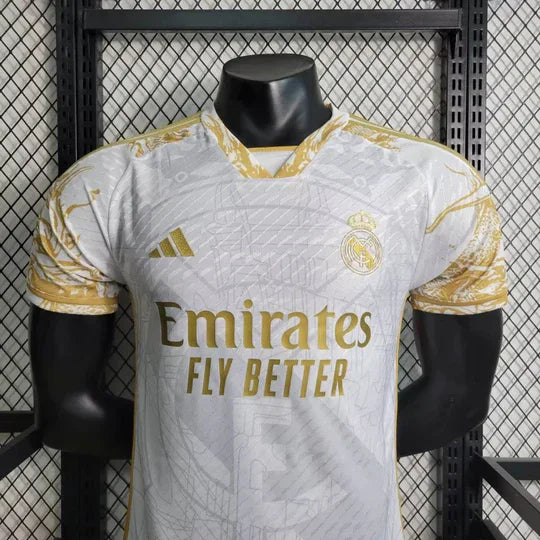 633946B00817522BE8A14BAC2C35CEA9_540x_e4c0c190-6a45-48c6-a916-877ae1968896.jpg Real Madrid fodboldtrøje 2023-2024 Limited Edition Guld