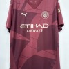 69259215-ab55-4c92-a121-53ca99bdc8ea_1433afcd-d254-4b4e-90ed-c6dcc3edfc8e.jpg Fodboldtrøje Manchester City 24/25 Rød