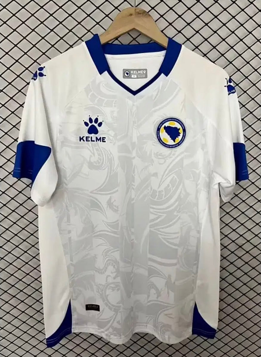 EB695C63-B994-4504-AEFF-9BC81CAF6BBD.jpg Bosnien-Hercegovina Udebanetrøje 2026