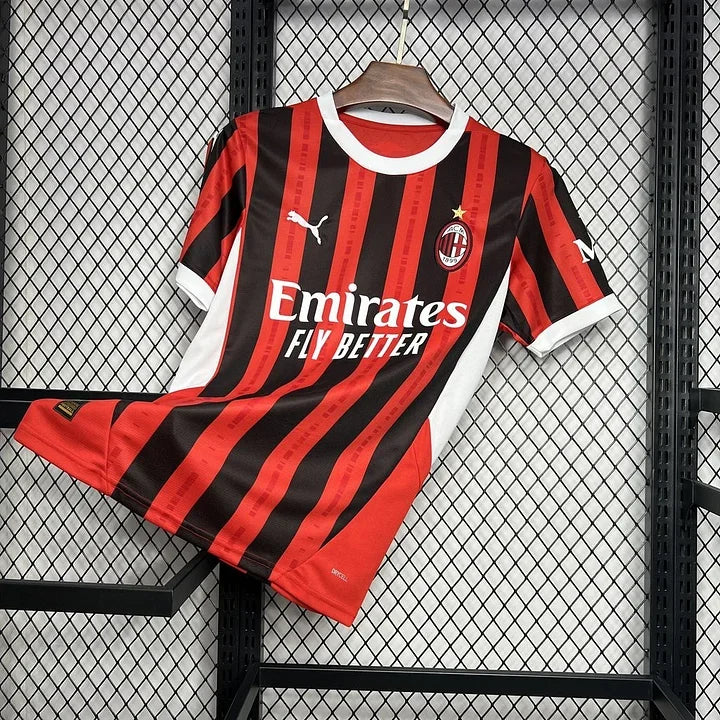 cbcd01d97906f7e9ba9f0c88ac7add3e.jpg Fodboldtrøje AC Milan 2024/25 Football Premium