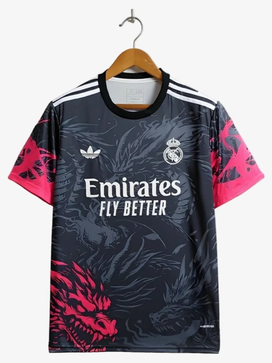 maillot-concept-real-madrid-edition-dragon-rougenoir-2024-2025 studio v12 Fodboldtrøje Concept Real Madrid Edition Dragon Rød-Sort 2024-2025