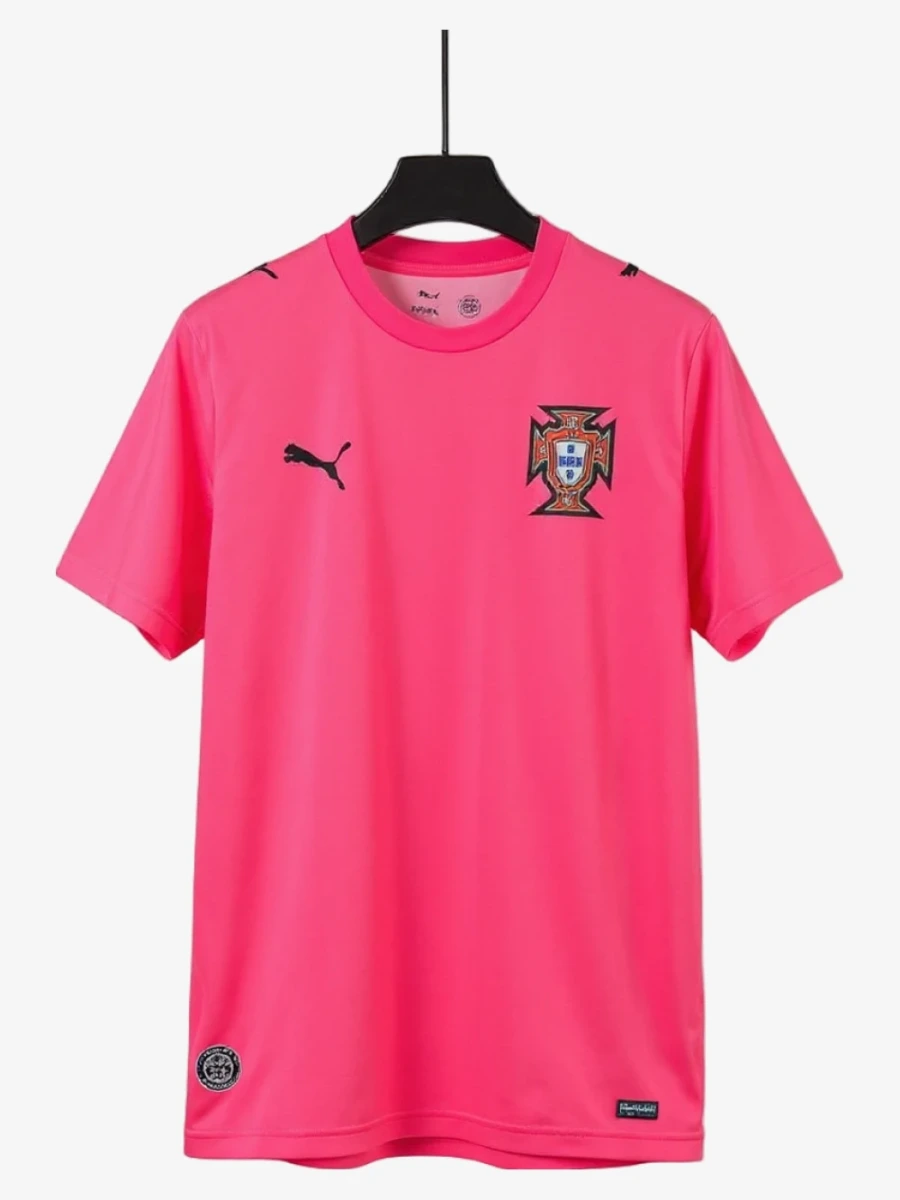 maillot-portugal-2025-2026-rose-special-edition studio v12 Fodboldtrøje Portugal 2025-2026 Rosa Special Edition